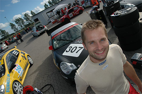 Marco Seefried var dagens mand på Ring Djursland. Med en lynende hurtighed overlod han sin Porsche 996 i en komfortabel føring til sine teamkammerater Henrik Bollerslev og Martin Lindholm
